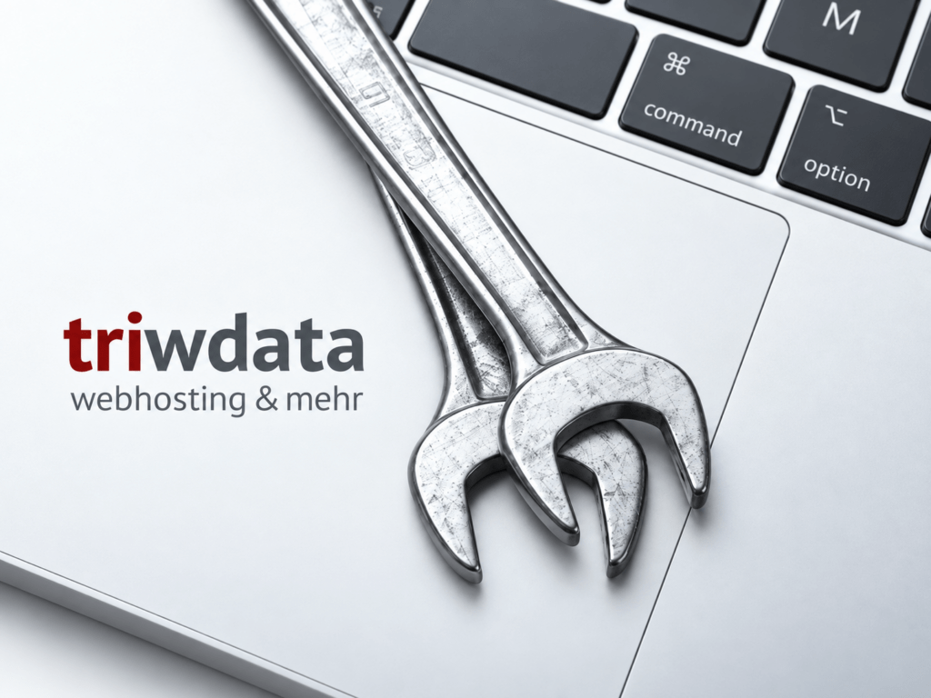Laptop mit Werkzeugen als Symbol für Webhosting und technischen Support von Tri-W-Data